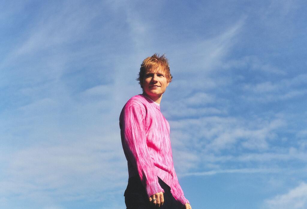 Ed Sheeran will die Vergangenheit hinter sich lassen Sheeran trägt anlässlich der Albumveröffentlichung passend zum Cover derzeit gern pink.