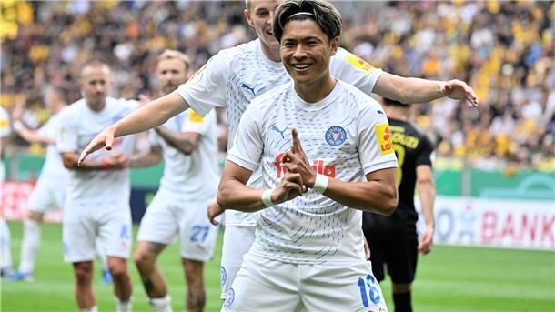 Shuto Machino jubelt über seinen Treffer für Holstein Kiel.