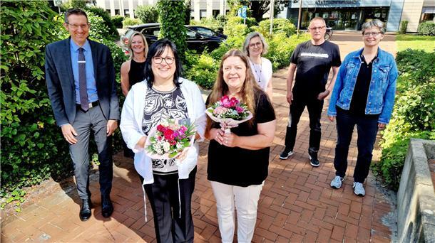 Sibylle Baume (vorne links) und Edda Schommartz wurden für ihre langjährige Tätigkeit im öffentlichen Dienst geehrt. Mit ihnen freuen sich dahinter (von links) der Erste Kreisrat Matthias Wenholt, Dezernentin Sindy Nestler, Fachdienstleiterin Monika Wessels, Fachdienstleiter Daniel Ülsmann-Pohl und Personalratsmitglied Martina Cordes. 
