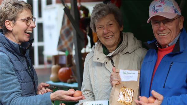 Mit Bildergalerie: So fröhlich feiern die Zevenerinnen und Zevener den Herbst Sibylle Heins (links) im Gespräch mit Bauernmarktbesuchern Marie-Luise und Lothar Schreyer.