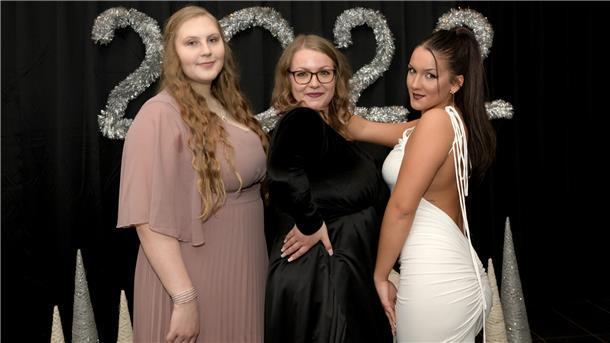 Sich schick machen, gehört zum Weihnachtszauber dazu, finden Cheyenne, Anna und Julia.