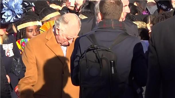 Sicherheitsbeamte führen König Charles III. während eines Besuchs in Luton von der Menge weg.
