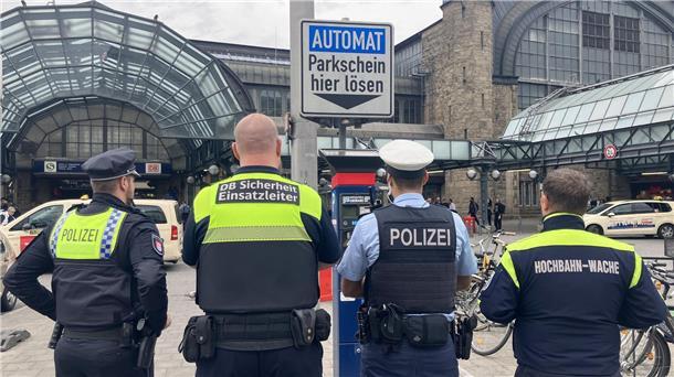 Sicherheitskräfte sind dafür zuständig, das geltende Waffenverbot rund um den Hamburger Hauptbahnhof zu kontrollieren.