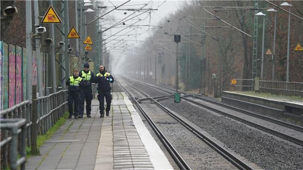 Messerattacke in Zug: Kritik an Senatorin wird lauter Sicherheitsleute der Deutschen Bahn auf dem Bahnsteig im Bahnhof von Brokstedt.