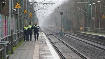 Sicherheitsleute der Deutschen Bahn auf dem Bahnsteig im Bahnhof von Brokstedt.