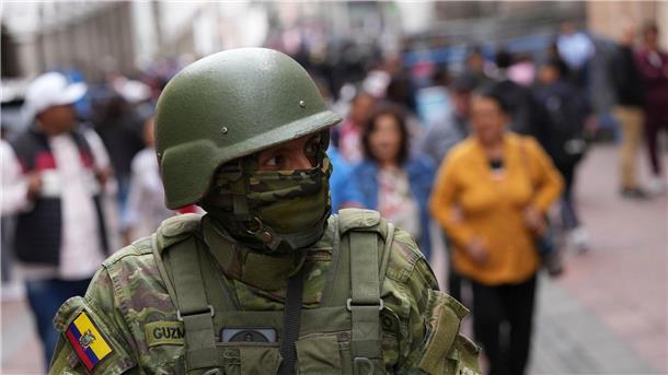 Gewalt in Ecuador: Banden fordern den Staat heraus Sicherheitsmaßnahmen in Quito: Soldaten patrouillieren vor dem Regierungspalast.