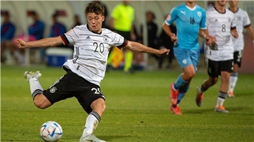 Sidney Raebiger (l.) war auffälligster Braunchweiger im Testspiel gegen Hansa Rostock.