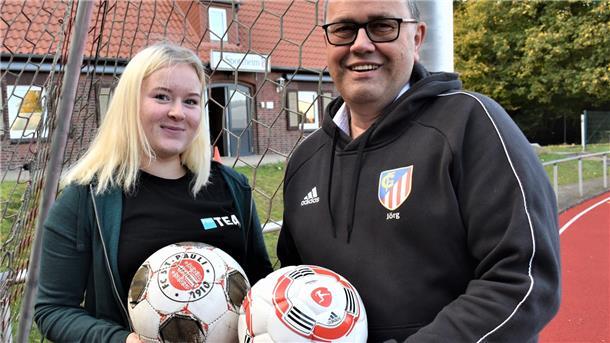 Anna-Sophie Meyer und Jörg Schröder auf der neuen Sportanlage des TSV Bederkesa.