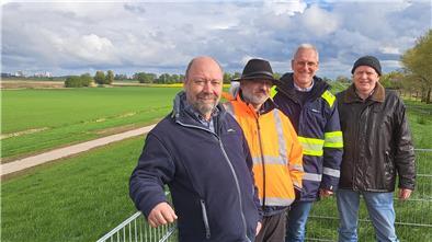 Osterstader Marsch: Wie geht es dem Deich? Sie bilden die Nachhut auf der Deichschau: Enno Behrje (v.l./Verbandsausschuss), Christian Schucher (Landesbetrieb für Wasserwirtschaft), Thomas Ströer (Geschäftsführer vom Kreisverband) und Lüder Schnibbe (Unterhaltungsverband Lune).
