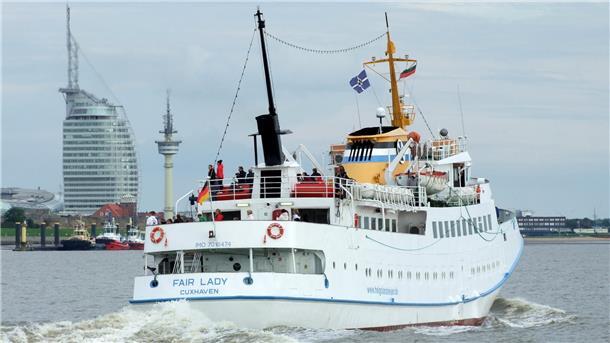 Ab Freitag: „Fair Lady“ startet Helgoland-Fahrten ab Bremerhaven Blick auf Bremerhavens Skyline und ein Seebäderschiff. Die „Fair Lady“ ist ab Freitag im Einsatz.