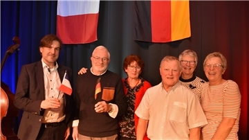 Sie feiern deutsch-französische Freundschaft (von links): Bürgermeister Nils Siemen, Jaques Dutheil (St. Etienne), Edith Zurhold (Nordenhamer Freundeskreis), Francis Schilliger (stellvertretender Vorsitzender Gemeinderat St. Etienne), Petra Leifert (Freundeskreis Stadland), Carina Schaffarzyk (stellvertretende Vorsitzende Nordenhamer Freundeskreis).