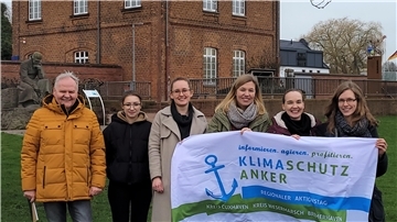 Sie freuen sich auf den 2. Fair- und Regionalmarkt in Brake: Uwe Schubert und Jessica Teichröb von der Stadt Brake, Lisa Nitschke (Stadt Bremerhaven), Stephanie Hahn-Dunkerley und Ann-Christin Wengel (Landkreis Cuxhaven) sowie Judith Bremer (Landkreis Wesermarsch, von links).