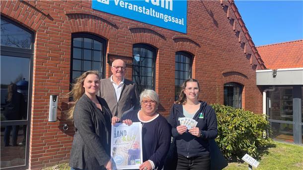 Gruppe mit Flyern vor Gebäude