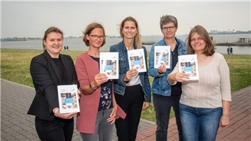 Sie freuen sich, dass die Broschüre zum Tag des offenen Ateliers am 3. September fertig ist: (von links) Olga Rudi von der Stadt Cuxhaven, Anne Julian vom Kulturamt Bremerhaven, Jalique Carstens vom Regionalforum Unterweser, Martina Cordes vom Landkreis Wesermarsch und Liane Scholz vom Landkreis Cuxhaven.