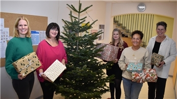 Sie freuen sich, dass knapp 80 Geschenke zusammengekommen sind (von links): Janka Reiners, Tanja Linneweber, Theresa Petschulat, Gitta Bettig-Voss und Michaela Reents.