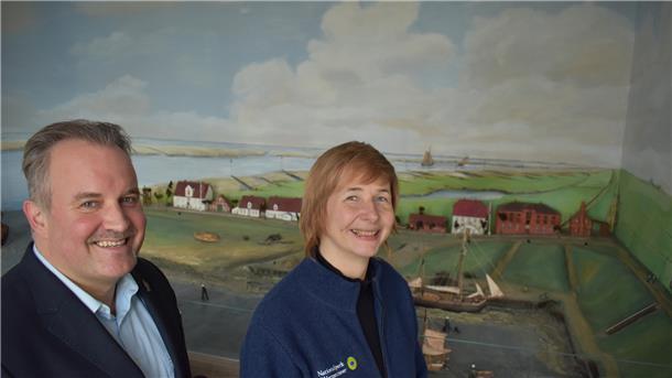 Sie freuen sich über die finanzielle Stärkung des Nationalparkhauses und Museums in Fedderwardersiel: Dr. Anika Seyfferth (Einrichtungsleitung) und Tourismus-Geschäftsführer Robert Kowitz - hier vor dem Diorama des historischen Handelshafens Fedderwardersiel.