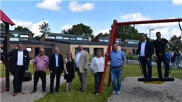 Sie freuten sich alle, dass der neue Kindergarten in Spaden nun fertig ist: die Kommunalpolitiker der Gemeinde Schiffdorf, die Kita-Leiterin Nicole Theisz-Wohlers (4. von links) und der CDU-Landespolitiker Claus Seebeck (3. von rechts).