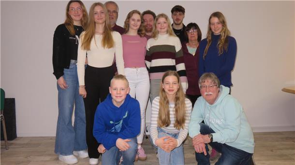Sie führen die Sportjugend Wesermarsch (stehend): Johanna Warnken, Norma Oberegger, Volker Halle, Anna Brödje, Philipp Nagel, Frija Freese (j-team), Mats Giesler, Meike Günther, Julia Thamer (j-team); (kniend): Odin Freese, Anneke Wachtendorf (beide j-team) und Siegfried Gaida.