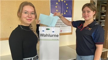 Zwei junge Frauen an der Wahlurne
