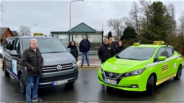 Sie geben an der Haltestelle Jägerhof in Holßel den Startschuss für AST-Linie 26: v. l. Jasmin Weißbrodt (Fachgebietsleiterin ÖPNV beim Landkreis Cuxhaven), Michael Brümmer (Taxenruf Geestland), Roman Prager (Verkehrsplaner bei der KVG), Thorsten Krüger (Geestlands Bürgermeister), Werner Krüger (Taxiruf Land Wursten) und Gabi Kasten (Stadträtin).