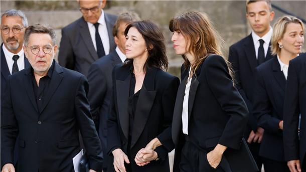 Abschied von Jane Birkin in Paris Sie geben sich gegenseitig Halt: Charlotte Gainsbourg (M) und Lou Dillon (M, r) nehmen Abschied von ihrer Mutter.