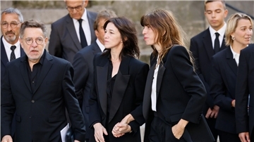 Sie geben sich gegenseitig Halt: Charlotte Gainsbourg (M) und Lou Dillon (M, r) nehmen Abschied von ihrer Mutter.