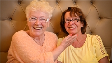 Sie haben den selben Vater: Roswita Tomisic (rechts) hat jahrzehntelang nach ihrer Halbschwester Monika Hönneknövel gesucht.