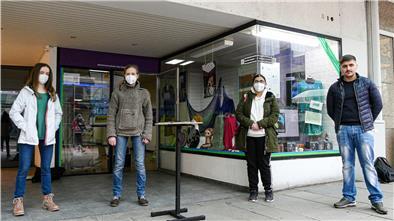 Sie haben die gleichen Ziele: Die „Fridays for Future“-Aktivistinnen Katrina Dieckvoß und Friederike Palme (li.) mit den Sophie-Scholl-Schülern Dafina Hasaj und Ahmet Ugurlu vor dem Schaufenster.