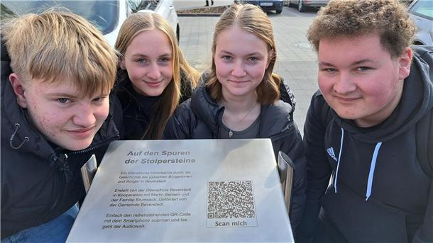 Fabian Neumann (15/v.l.), Tamara Beckmann (16), Faybin Habighorst (17) und Junis Irmler (16) haben mir 10. Klasse der Oberschule Beverstedt an einem QR-Code für die Stolpersteine der Familie Brumsack in Beverstedt mitgearbeitet.