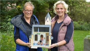  Die Beverstedter Pastorin Christa Naatjes-Schroeter (links) und Kirchenvorsteherin Silke Schröder sind beim Zukunftsprojekt "Kirche ... geht!" dabei. 