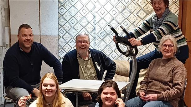 Zwei Männer und vier Frauen auf einer Theaterbühne. 