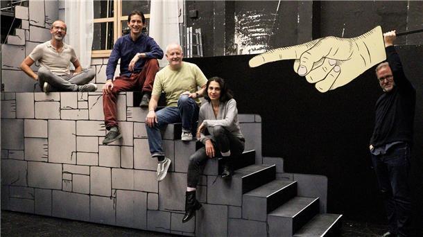 Sie hatten viel Spaß bei den Proben zu „Spamalot“: Ausstatter Bernhard Niechotz (von links), Tonio Shiga, der musikalische Leiter, Regisseur Achim Lenz, Choreografin Yara Hassan und Schauspielleiter Peter Hilton Fliegel.