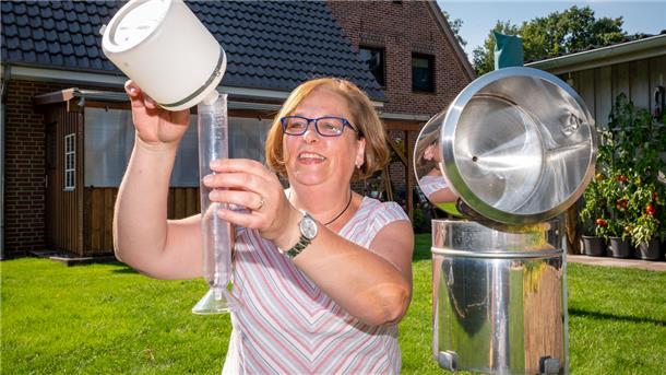 Sie ist - auch nach 25 Jahren - noch mit Freude bei der Sache: Anja Grafelmann gießt täglich die Niederschlagsmengen in eine Plastikröhre, um abzulesen, welche Mengen denn da von „oben“ auf Köhlen heruntergekommen sind.