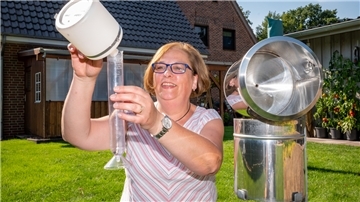 Sie ist - auch nach 25 Jahren - noch mit Freude bei der Sache: Anja Grafelmann gießt täglich die Niederschlagsmengen in eine Plastikröhre, um abzulesen, welche Mengen denn da von „oben“ auf Köhlen heruntergekommen sind.
