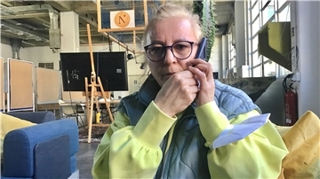 Sie ist in großer Sorge um ihre jüngere Schwester Valja in einem Dorf, auf das offenbar gerade geschossen wird: Larisa Müller (54) klebt am Handy, sobald sie Empfang hat.