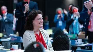 Sie kann wieder lachen: Carola Reimann nach ihrer Wahl zur stellvertretenden SPD-Landesvorsitzenden am 29. Mai in Hildesheim.