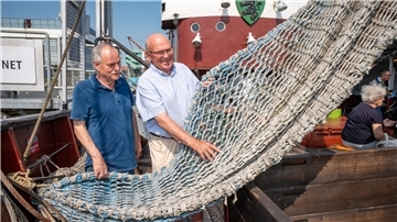 Karl-Heinz Kaule (links) und Jürgen Kuthning haben die Hochseefischerei erlebt.