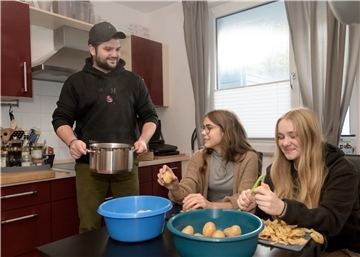 Mario Favari vom Bremerhavener Verein Havenkidz übt mit den "Kidz" Rieke Klemm und Lili Stiemer Kochen.