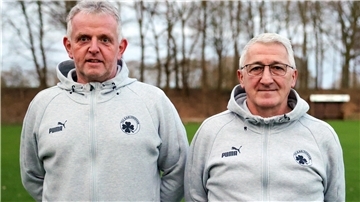 Sie lenken weiterhin die Geschicke bei den Kleeblättern: Eckardt Kiehn (rechts/2. Herren) und Jens Lüdemann (1. Herren) bleiben über das Saisonende hinaus Trainer beim TSV Karlshöfen.