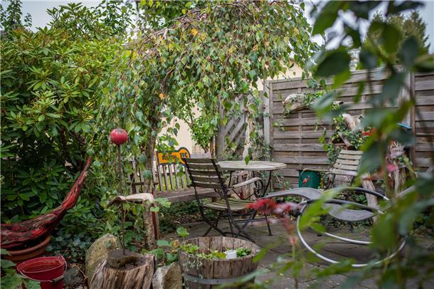 Sie liebt die wilde Natur. Ohne Garten könnte die Rentnerin nicht leben. 