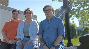 Sie möchten queeren Personen und Angehörigen eine Heimat bieten: die Quest-Gründungsmitglieder Amadeus, Janina und Patrick (von links).
