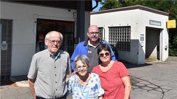 Sie nehmen bald Abschied von der Avia-Tankstelle und der Reparaturwerkstatt in Schwei (von links): Hans-Günther Rohde, Regina Diers, Felix Diers und Susanne Schirmer.