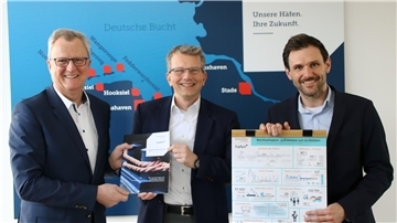 Sie präsentierten den Nachhaltigkeitsbericht für die niedersächsischen Landeshäfen: Werner Repenning, Holger Banik und Matthäus Wuczkowski (von links) von NPorts.