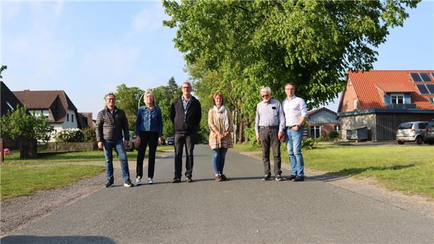 Sie setzen auf eine für alle akzeptable Lösung (von links): Thomas Schulz, Christina Bruns, Andreas Gerdes, Nicole Gerdes, Hans-Jürgen Neumann und Alexei Walter von der Bürgerinitiative Weidedamm.