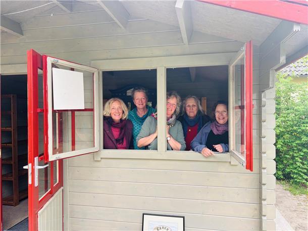 Fünf Frauen blicken aus einem geöffneten Fenster: In Wilstedt wird ein Tauschhaus eröffnet.