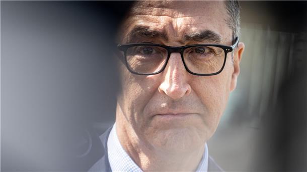 Ärger über Erdogan-Sympathie - Özdemir fordert „Zeitenwende“ „Sie sind eine nicht zu überhörende Absage an unsere pluralistische Demokratie“, sagt Bundesagrarminister Cem Özdemir (Grüne) über Autokorsos in Deutschland, bei denen Anhänger den Wahlsieg von Erdogan in der Türkei feiern.