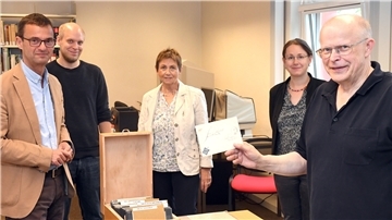Sie sind froh, die Post-historische Sammlung Hartwig Wiest für Bremerhaven im Ganzen bewahren zu können (v. li.) Kulturdezernent Michael Frost, Marc Bergmann Ingeborg Kirchner von der Dieckell-Stiftung, Stadtarchivarin Dr. Julia Kahleyß und Historiker Dr. Dieter Riemer.
