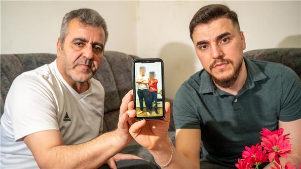 Sie sind jetzt nur noch auf dem Handy bei ihnen: Rezkallal Alnasouh (52, links) musste am 27. April erleben, wie das Jugendamt seine zwei Söhne Mohammad (10) und Abdul Aziz (6) aus seiner Wohnung holte. Mit seinem großen Sohn Mustafa (26, rechts) kämpft er um das Sorgerecht für beide. Uns hat er erzählt, warum es wirklich zu der eskalierenden Inobhutnahme kam. Sein Video davon hat sich millionenfach im Internet verbreitet, befördert auch durch abstruse Fake News.
