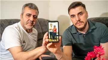Sie sind jetzt nur noch auf dem Handy bei ihnen: Rezkallal Alnasouh (52, links) musste am 27. April erleben, wie das Jugendamt seine zwei Söhne Mohammad (10) und Abdul Aziz (6) aus seiner Wohnung holte. Mit seinem großen Sohn Mustafa (26, rechts) kämpft er um das Sorgerecht für beide. Uns hat er erzählt, warum es wirklich zu der eskalierenden Inobhutnahme kam. Sein Video davon hat sich millionenfach im Internet verbreitet, befördert auch durch abstruse Fake News.