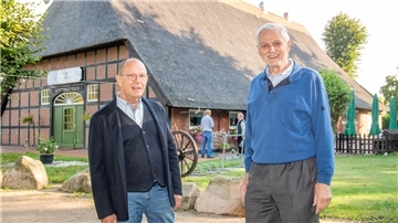 Vereinsmitglieder vor dem Buernhus in Wulsdorf.